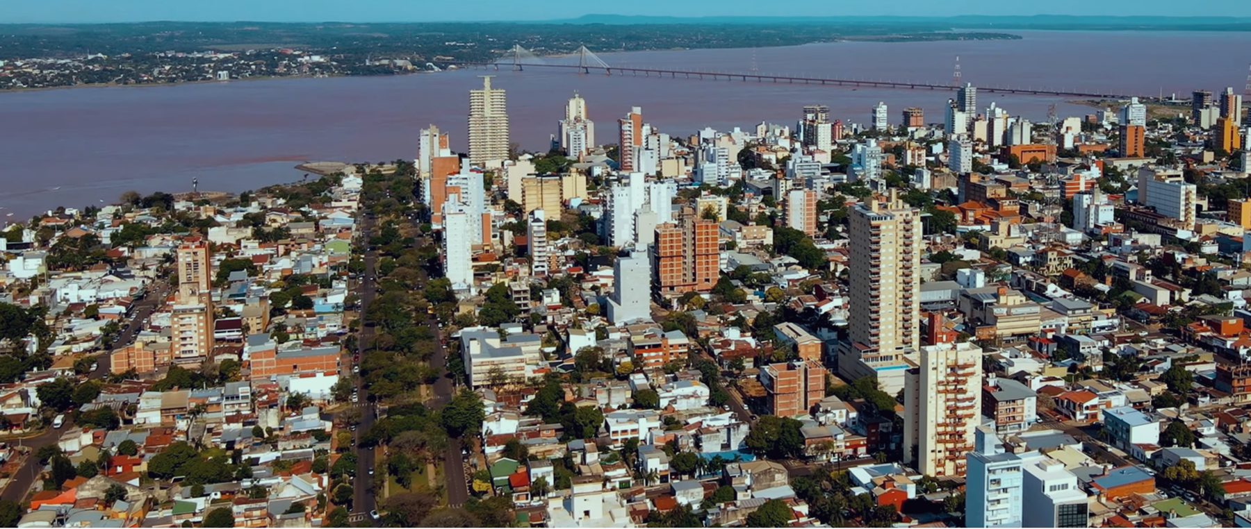 Vista aérea de Posadas y el río Paraná